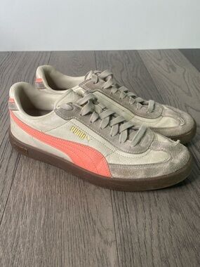 Puma Women’s Size 9 Suede Low-Top Sneaker in Cream with Coral Stripe